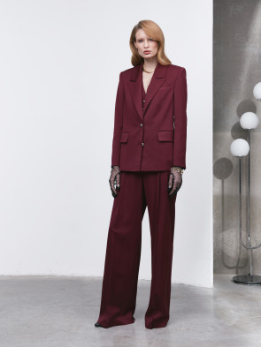 Three-piece suit in burgundy