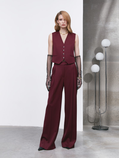 Three-piece suit in burgundy