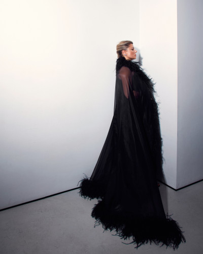 Cape negra con plumas #8