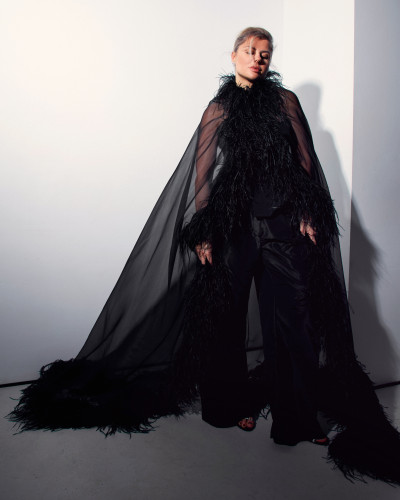 Cape negra con plumas #4