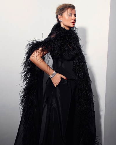 Cape negra con plumas #7