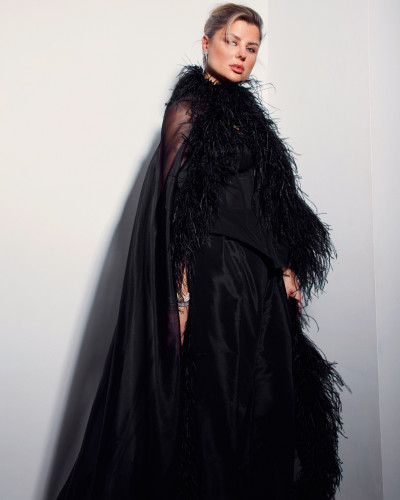 Cape negra con plumas #6