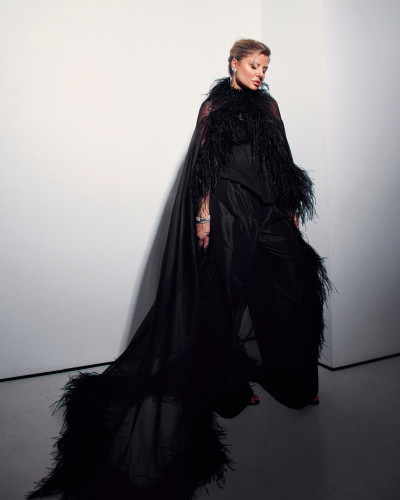 Cape negra con plumas #9