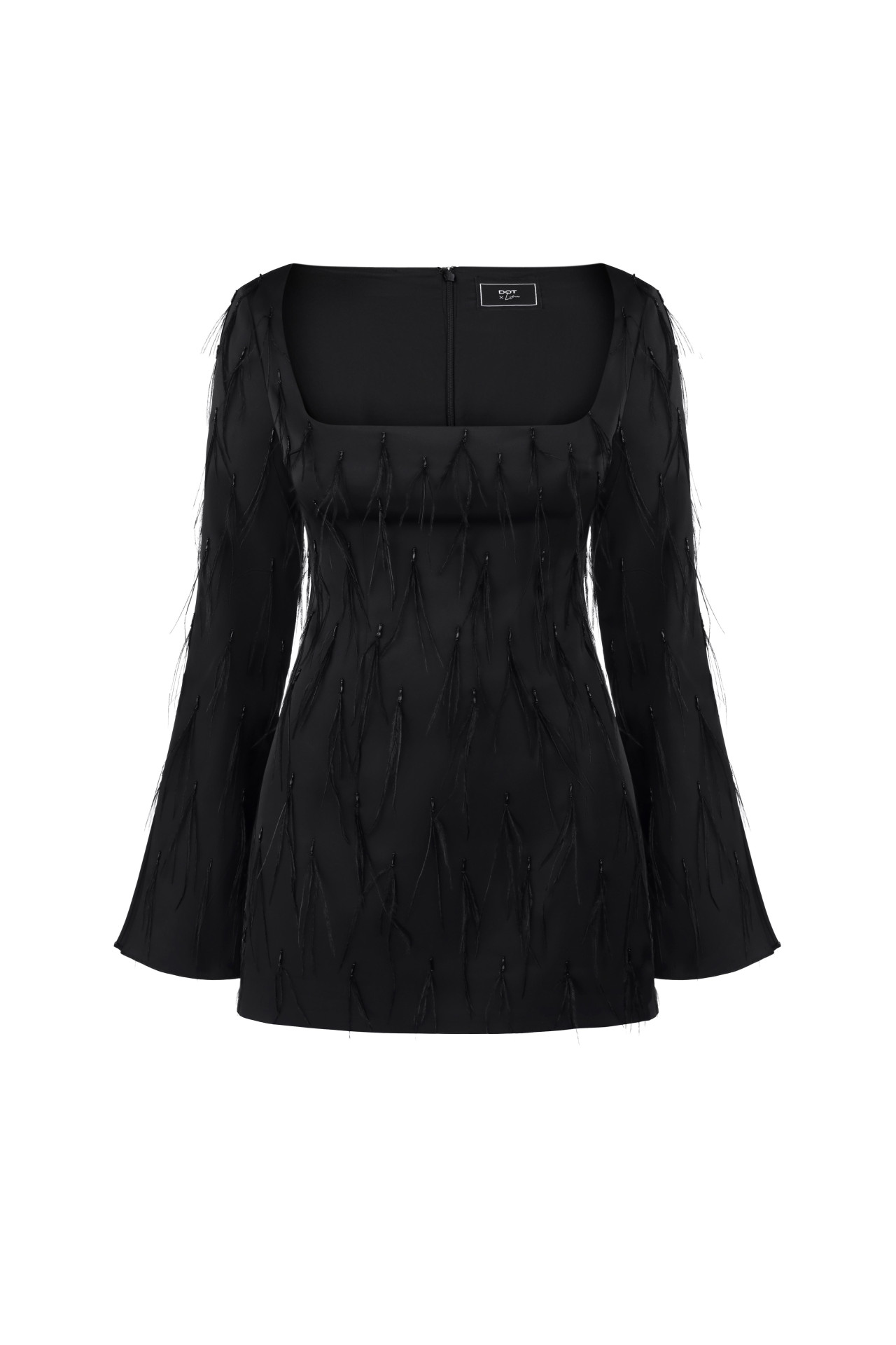 Vestido de satén negro con pequeñas plumas