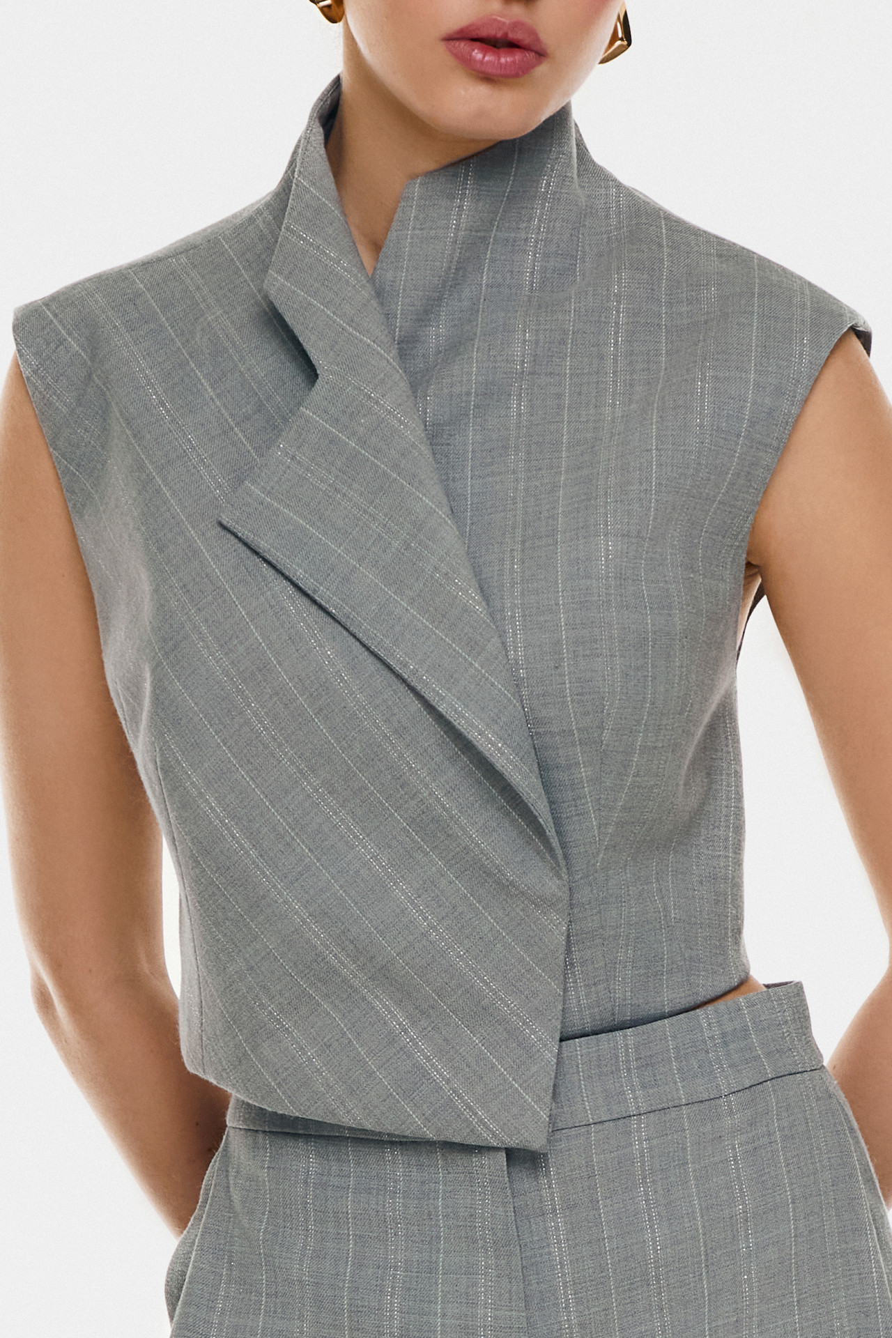 Chaleco con cuello arqueado